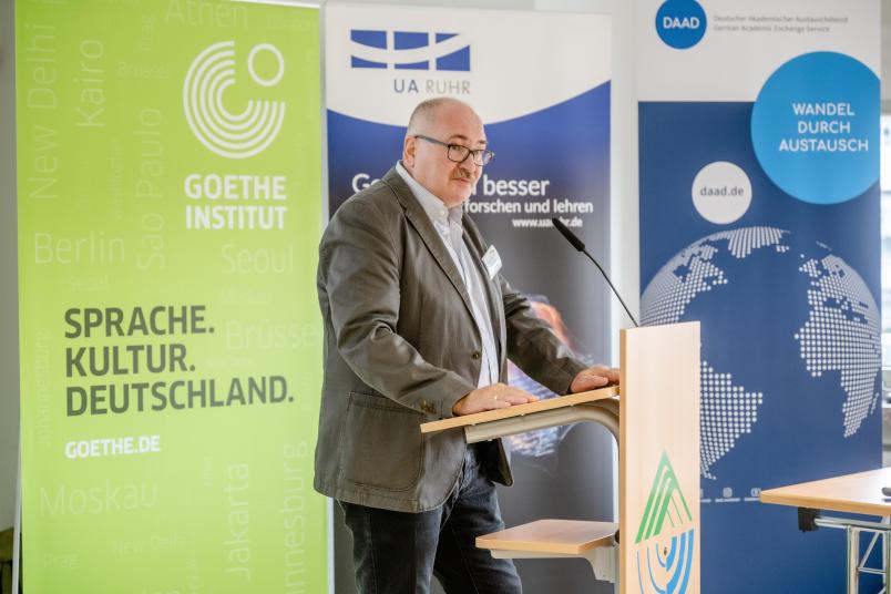 Dr. Christoph Veldhues, Abteilungsleiter Sprache des Goethe-Instituts, hält ein Grußwort.