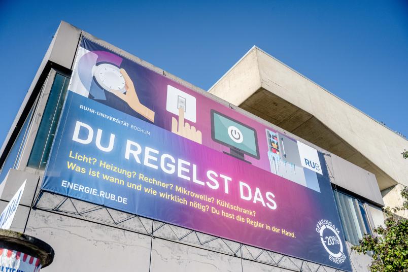 Großes Banner am Musischen Zentrum der RUB
