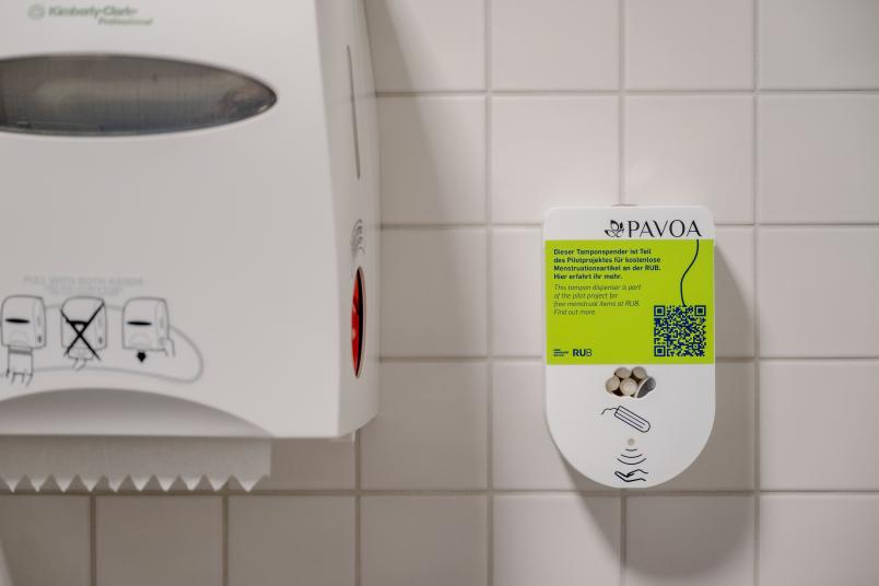 Tamponspender an der Wand