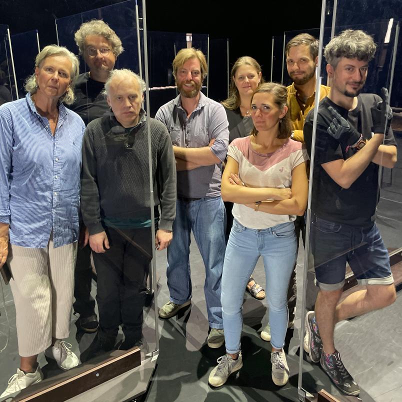Theater: Acht Studentinnen und Studenten