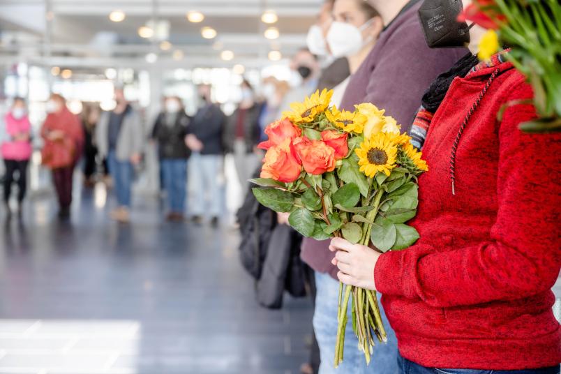 Die Blumen waren nicht für die Rednerinnen und Redner gedacht, sie erfüllten einen anderen Zweck, nämlich ...