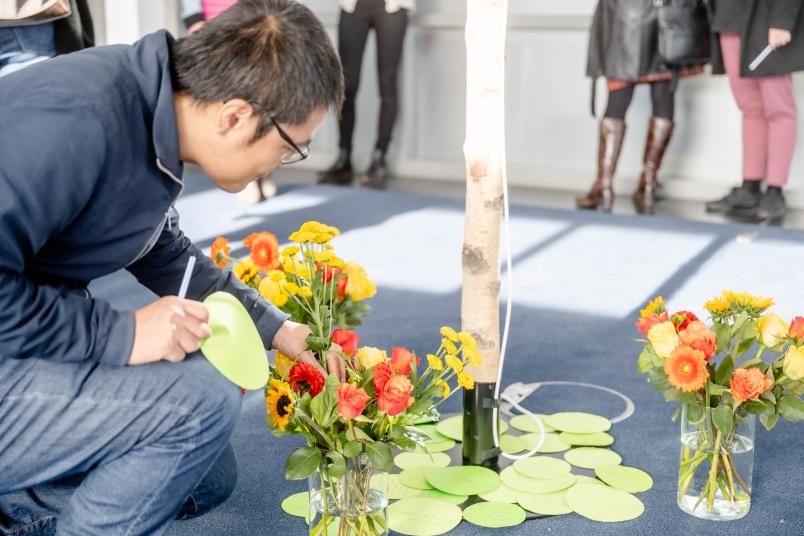 ... den neu gestalteten Raum zum Auftakt zu schmücken und einzuweihen.