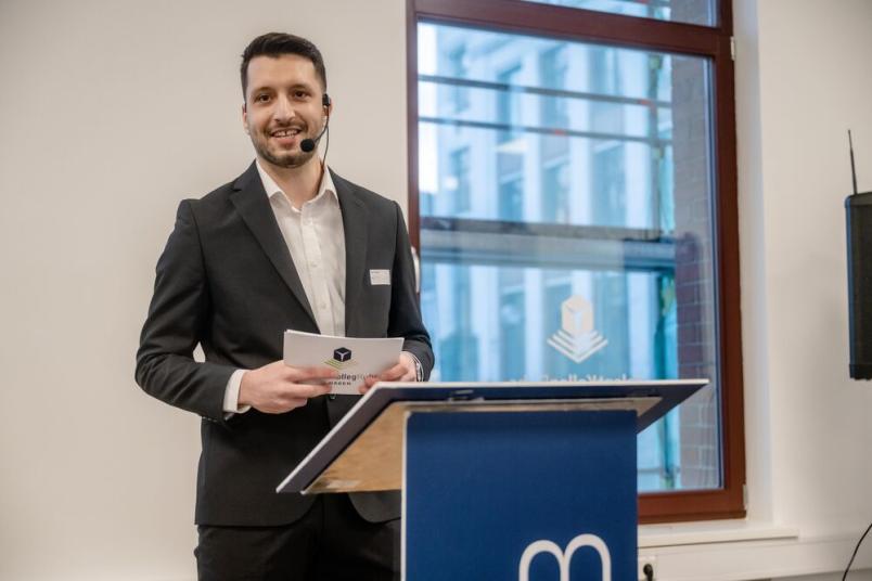Moderator Yusuf Taşdemir
