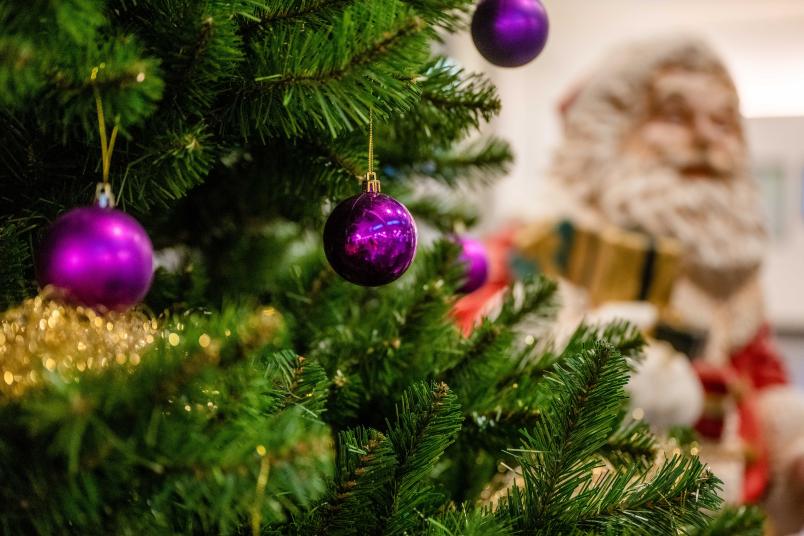 Weihnachtsfoto 2022 der Ruhr-Universität Bochum mit Detailaufnahme von einem Weihnachtsbaum im Mensafoyer