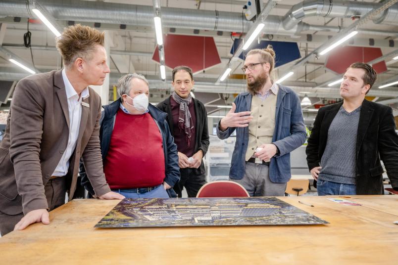 Dirk Hansmeier (zweiter von rechts) und Marc Seelbach (rechts) erläutern Michael Stephan Kornau (zweiter von links) und Dirk van Buer (links), welche Möglichkeiten der Makerspace bietet. Oliver Basu Mallick (Mitte) koordiniert das Programm.