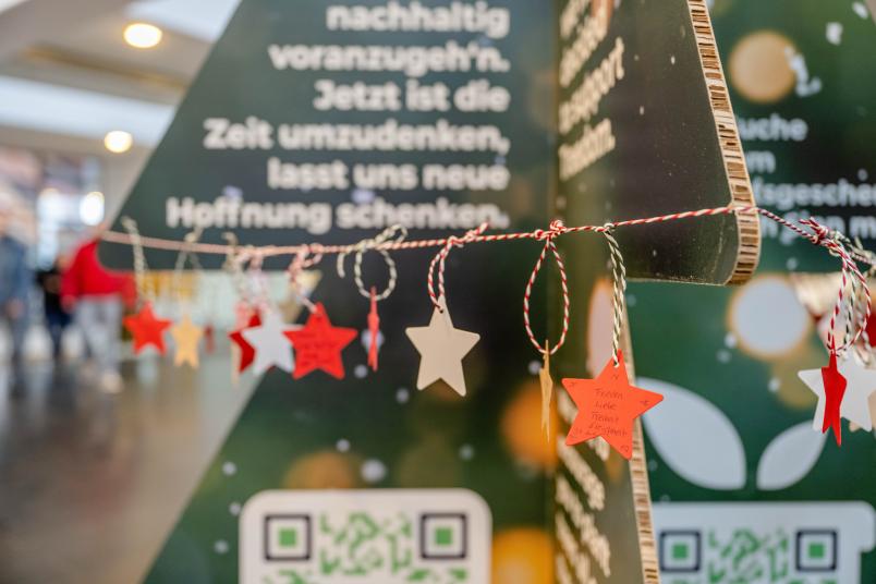 Im Mensafoyer steht ein nachhaltiger Weihnachtsbaum