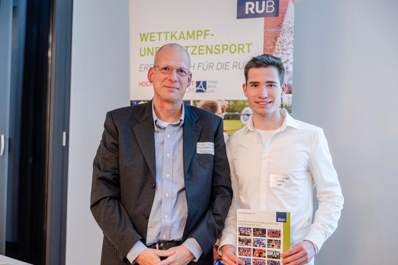 Sportler-Ehrung: Dekan Michael Kellmann (links) und Segler Tim Schilling