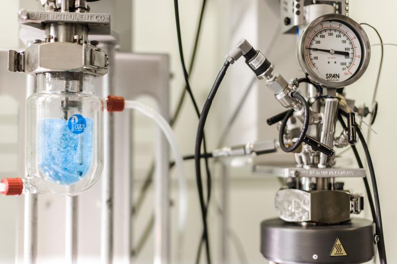 Apparatur mit blauer Flüssigkeit