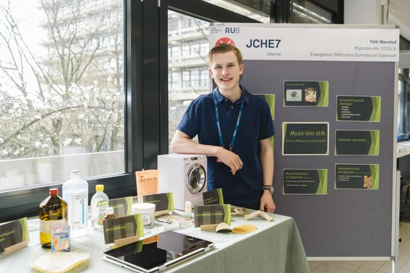 Falk Wannhof aus Gütersloh hat für für „Myzo-bio-stik“ den Preis als bestes interdisziplinäres Projekt gewonnen.