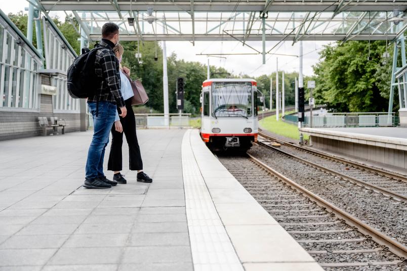 Mobilität: einfahrende U-Bahn