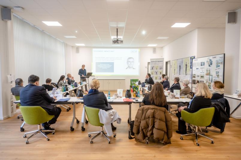 Im Begegnungsraum „Open Work Space“ wird die Ministerin an der Fakultät für Informatik im Gebäude MC empfangen.