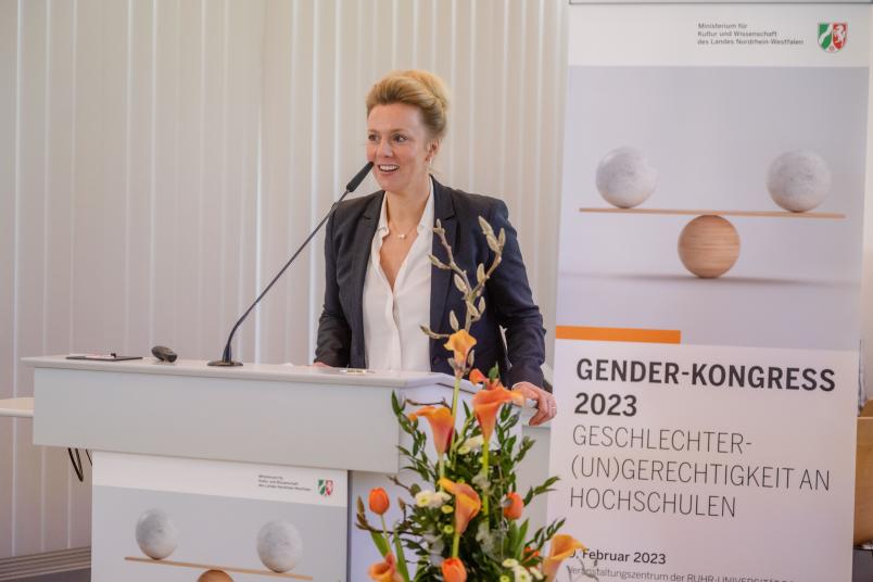 Ministerin Ina Brandes eröffnet im Veranstaltungszentrum der Ruhr-Universität den Gender-Kongress 2023