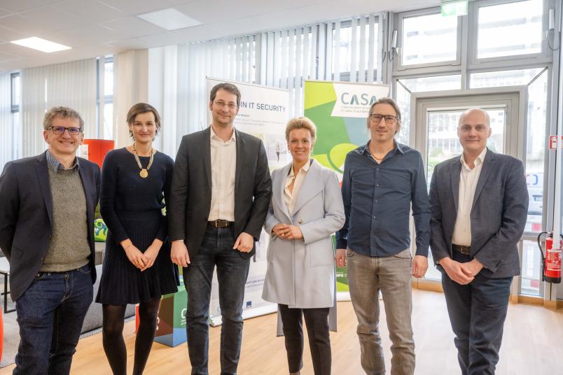 Gruppenbild mit den CASA-Köpfen Christof Paar, Friederike Schneider, Tim Güneysu, Ministerin Brandes, Eike Kiltz und Patrick Schulte (von links)