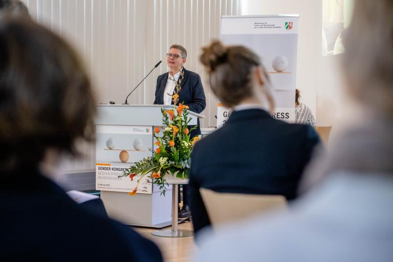 Isolde Karle, Prorektorin für Diversität, Inklusion und Talententwicklung der RUB, steht an einem Rednerpult.