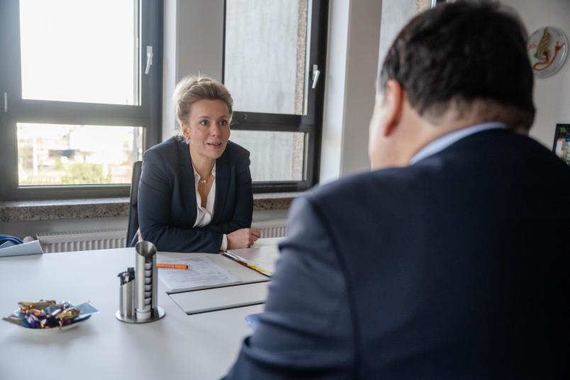Vieraugengespräch: Die Ministerin tauscht sich mit dem Rektor aus.