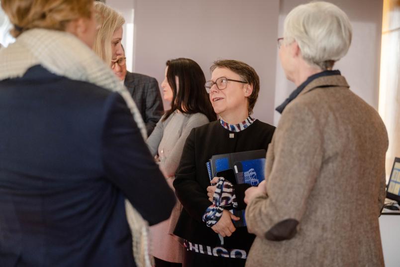 Mitglieder des Rektorats, hier Kanzlerin Christina Reinhardt und Prorektorin Kornelia Freitag (rechts) im Gespräch mit den Begleiterinnen der Ministerin