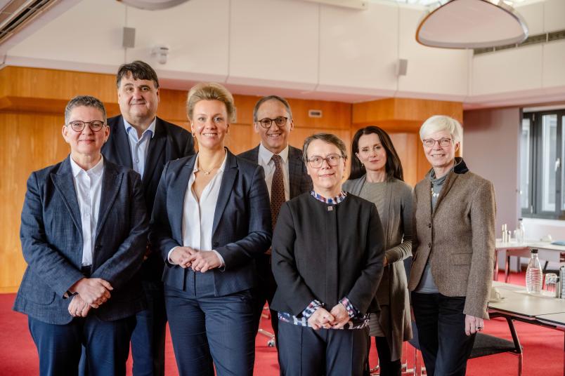 Gruppenbild: die Ministerin mit dem Rektorat der RUB (von links: Isolde Karle, Martin Paul, Günther Meschke, Christina Reinhardt, Denise Manahan-Vaughan, Kornelia Freitag)
