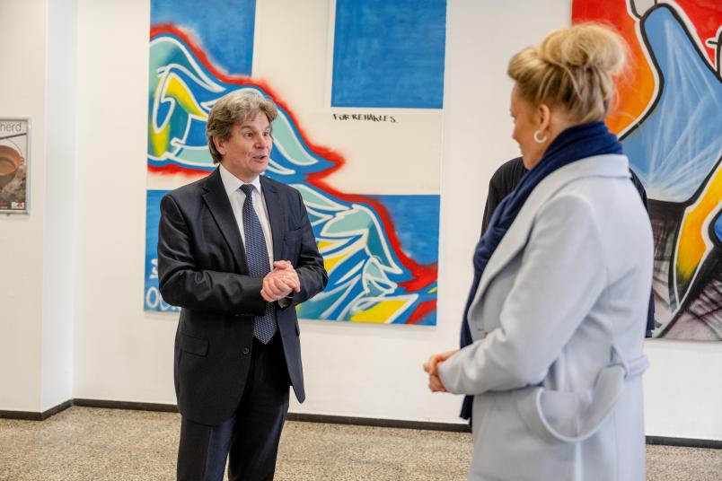 Studiendekan Thorsten Schäfer begrüßt die Ministerin in den Räumen der Medizinischen Fakultät.