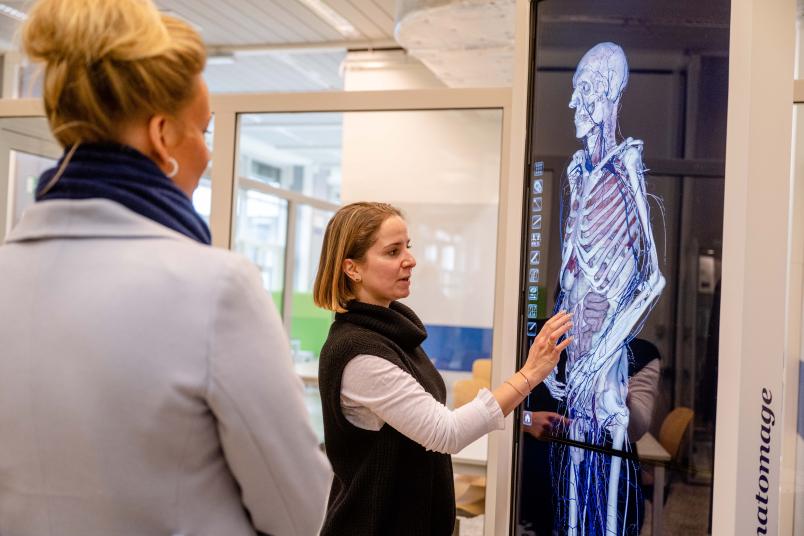 In der Medizinischen Fakultät kann sich die Ministerin (links) vor Ort ein Bild von den innovativen Methoden der Ausbildung machen.