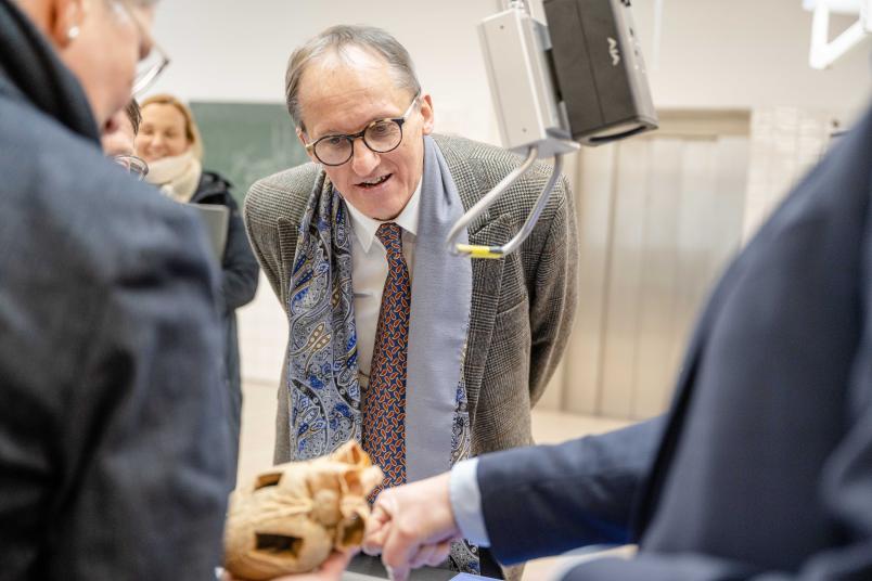 Das schaut sich auch Forschungs-Prorektor Günther Meschke fasziniert aus der Nähe an.