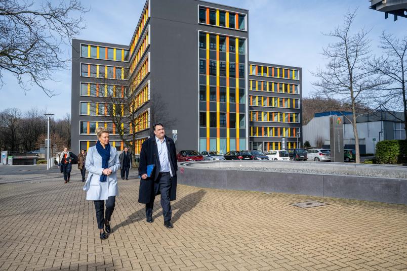 Der Weg über den Campus führt zu verschiedenen Stationen insbesondere entlang der M-Reihe – hier am Verwaltungsgebäude des AKAFÖ.