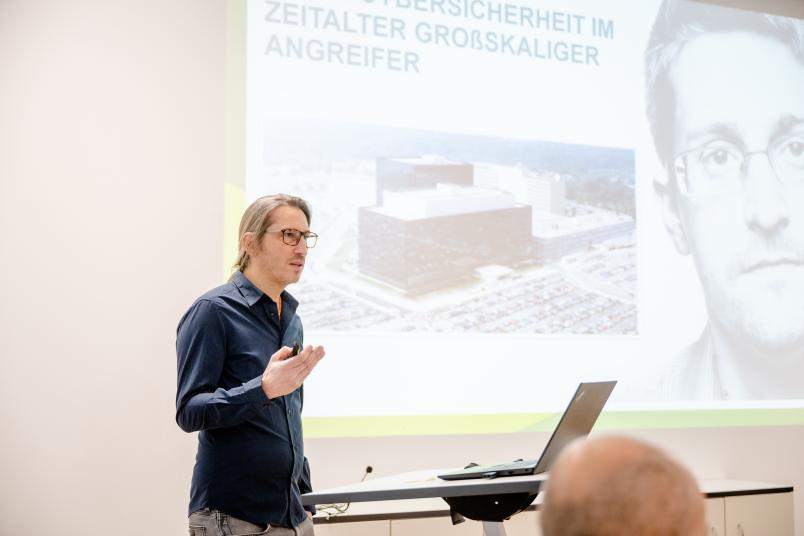 Eike Kiltz, einer der Sprecher des Exzellenzclusters CASA, zeigt, woran die Bochumer ITS-Experten forschen.