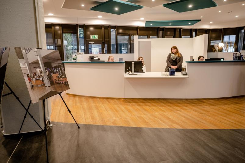 Der zentral gelegene, gut erreichbare Infopoint ist der Blickpunkt im Foyer.