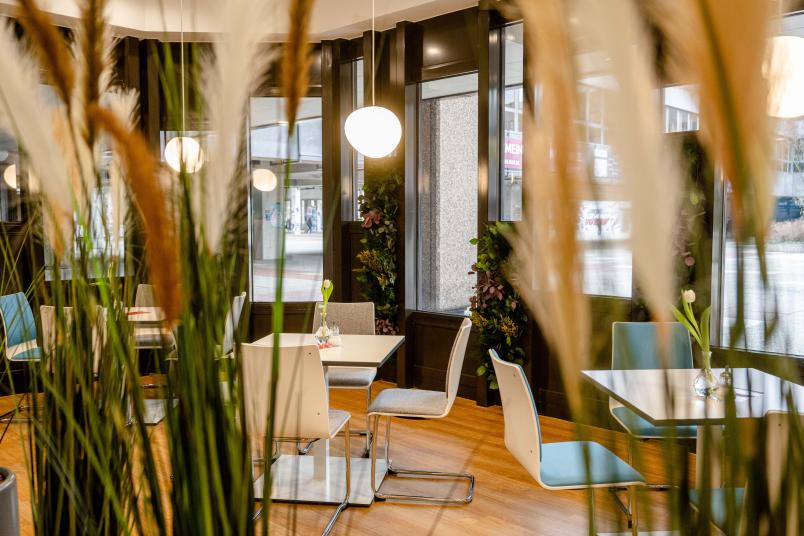 Zum Café Olé gehören nun diese einladenden Sitzecken entlang der Fensterfront.