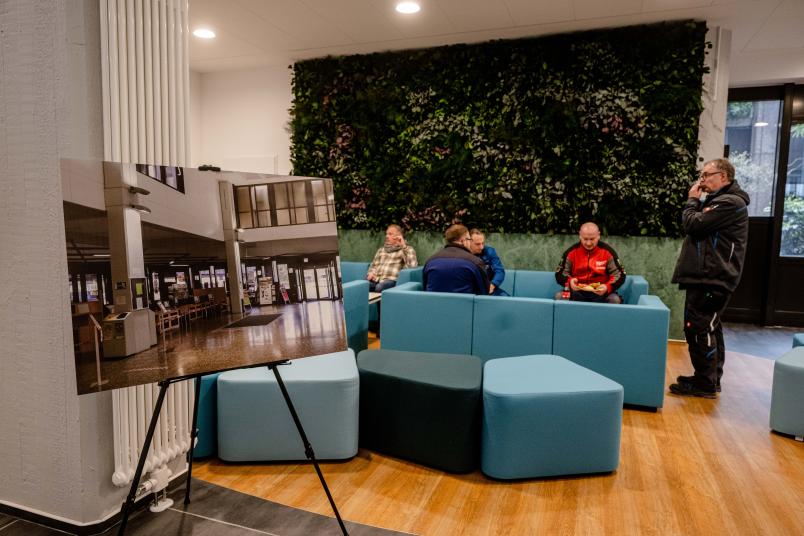 Durch die Möblierung sind Kommunikationsräume mit Lounge-Charakter entstanden.