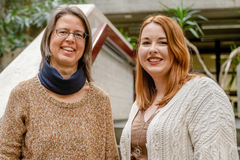 Zwei Frauen in der Unibibibliothek: Veronika Josenhans (links) und Lena Antonia Pape vom Team der Hochschulbibliographie