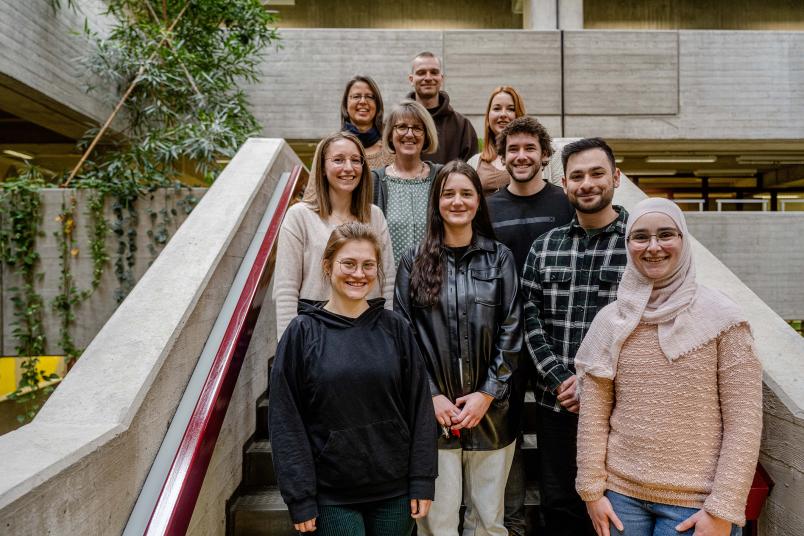 Viele Menschen in der Unibibliothek: das Team der Hochschulbibliographie