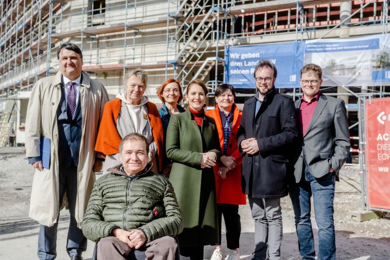 Freuen sich gemeinsam auf den Forschungsbau (von links): Martin Paul, Gabriela Schäfer, Onur Güntürkün (vorn), Anke Richter, Gonca Türkleli-Dehnert, Gabriele Willems, Dr. Bastian Hartmann MdL sowie der Bezirksbürgermeister Bochum-Ost, Dr. Dirk Meyer