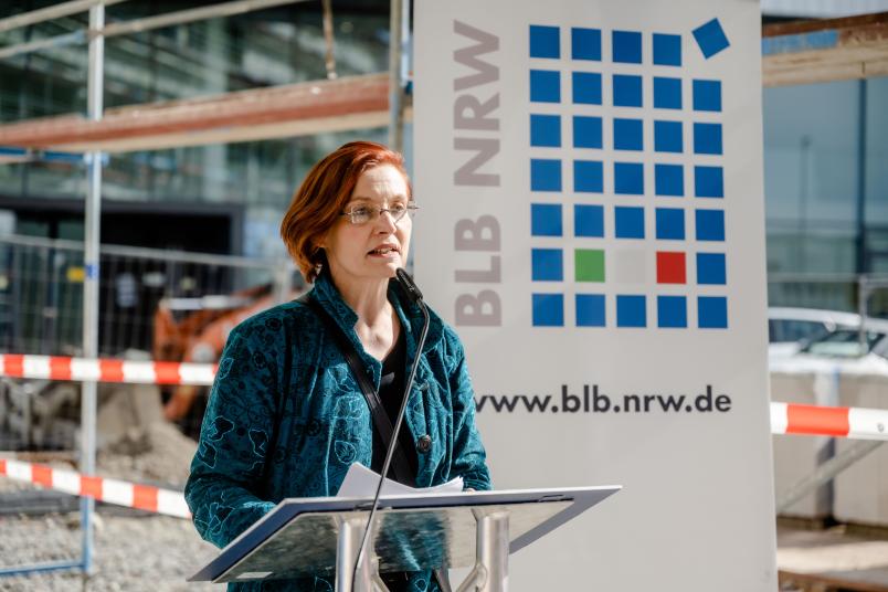 Anke Richter, Leiterin der BLB NRW-Niederlassung Dortmund, erläutert dem Publikum besondere bauliche Herausforderungen