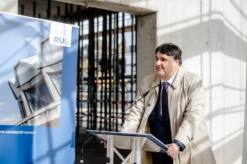 Rektor Prof. Dr. Martin Pau hält ein Grußwort