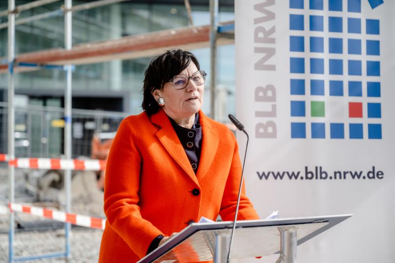 Gabriele Willems, Geschäftsführerin des BLB NRW, begrüßt die Teilnehmenden zum Richtfest.