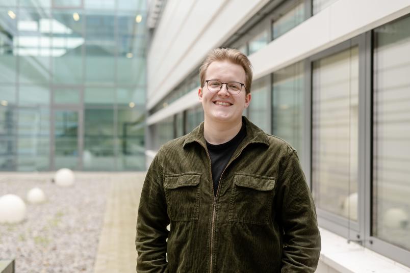 Porträt Maximilian Wulf, er promoviert am Medizinischen Proteom-Center der Ruhr-Universität.