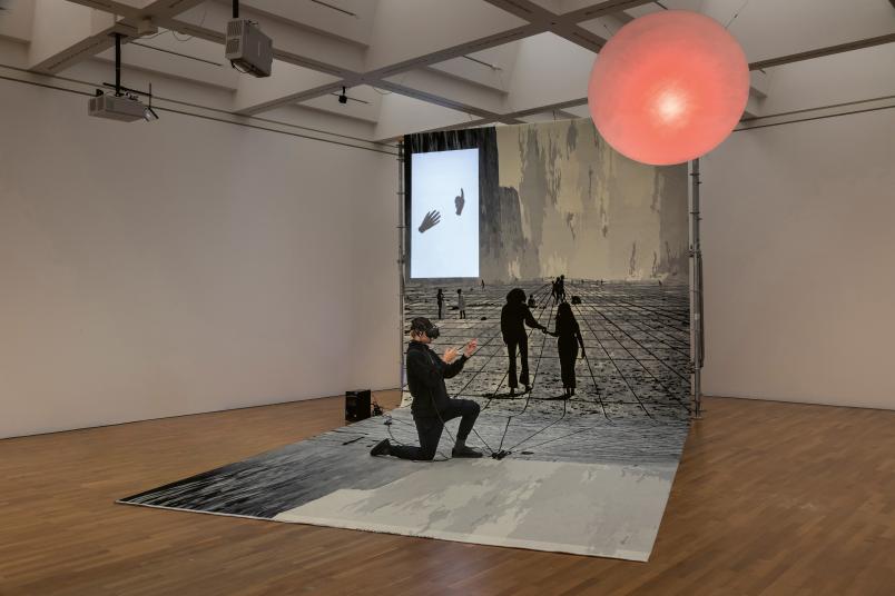 Kunstwerk, Installation mit dem Künstler selbst im Bild