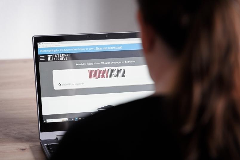 Computerbildschirm mit der Webseite der Wayback-Machine