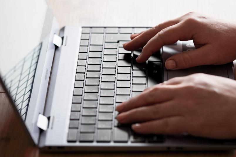 Hände auf einer Computertastatur