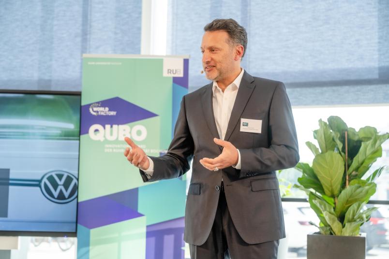 Tobais Nadjib steht auf der Bühne und gestikuliert mit den Händen während er eine Rede hält