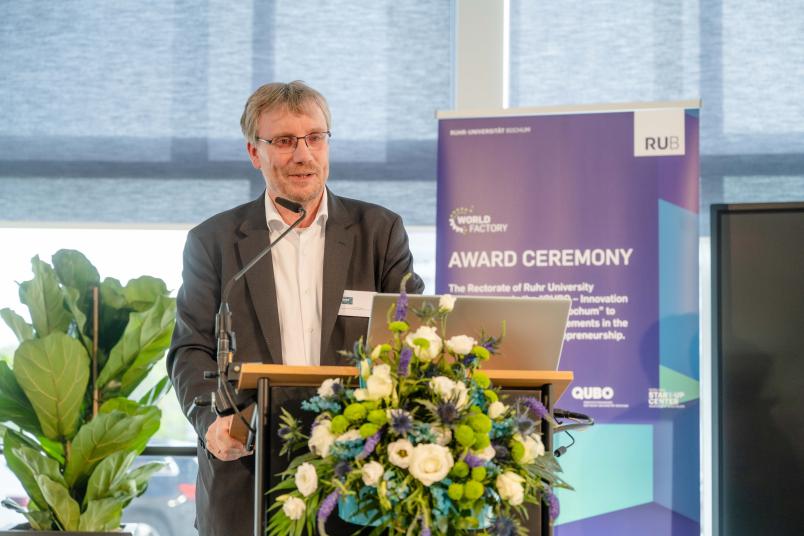Johannes Velling steht auf der Bühne an einem Rednerpult