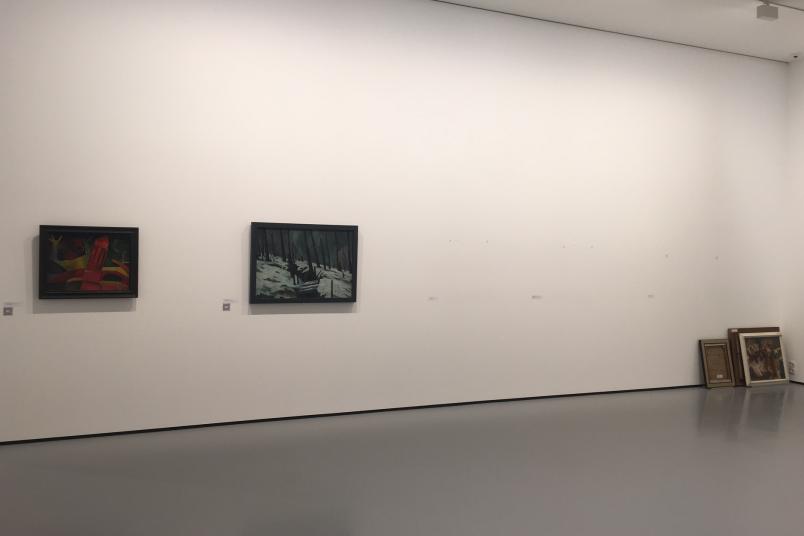 Ausstellung mit einigen fehlenden Kunstwerken.