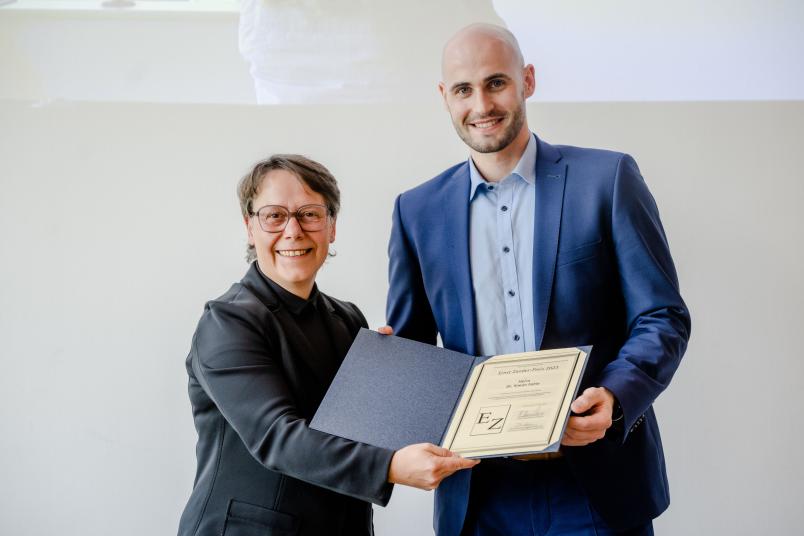 Die Kanzlerin gratuliert Simon Fahle