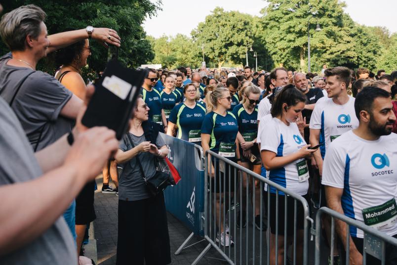 Publikum fotografiert vom Rand der Laufstrecke