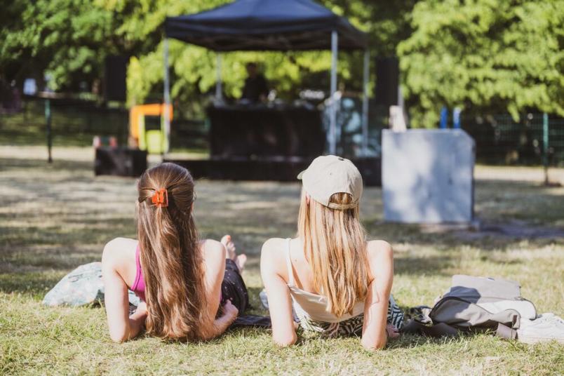 Zwei Studierende liegen auf einer Picknickdecke.