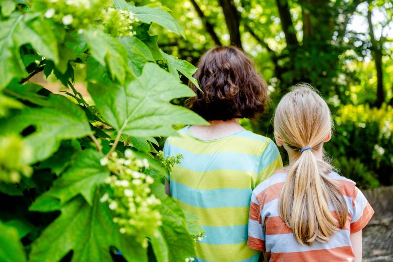 Mittelalte Frau und Kind