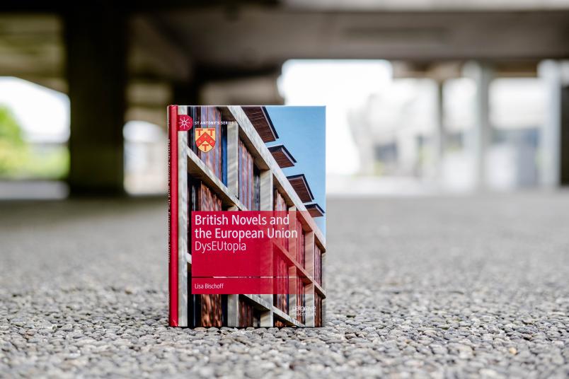 Foto von Buch auf Betonboden