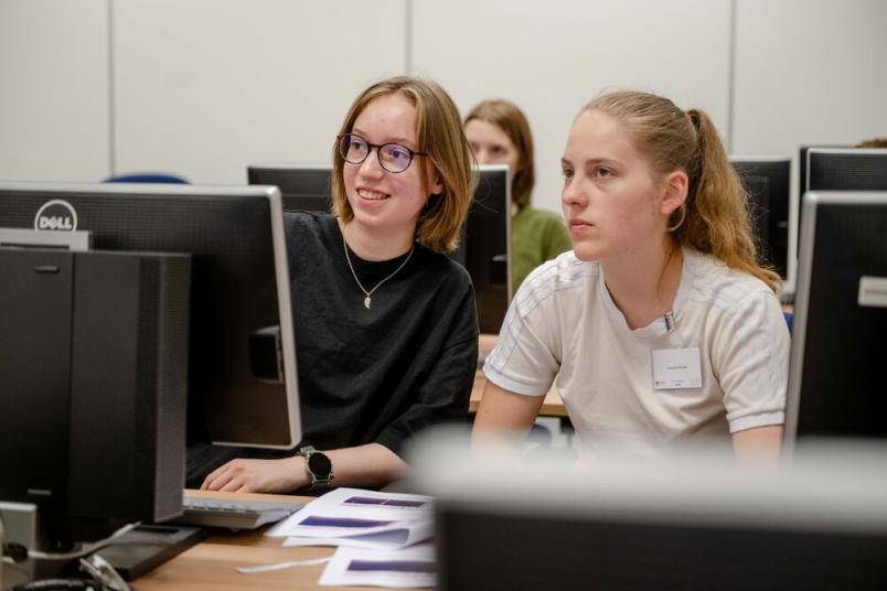 Zwei Personen vor einem Computermonitor