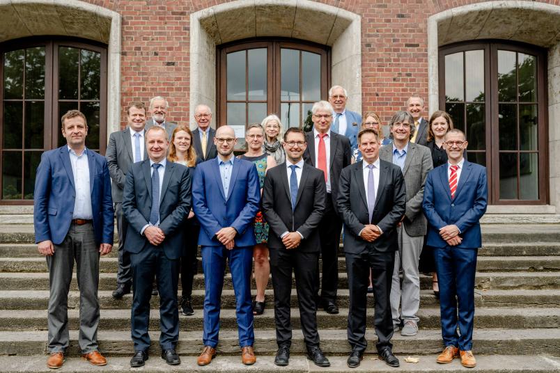 Gruppenfoto vor dem Firmensitz