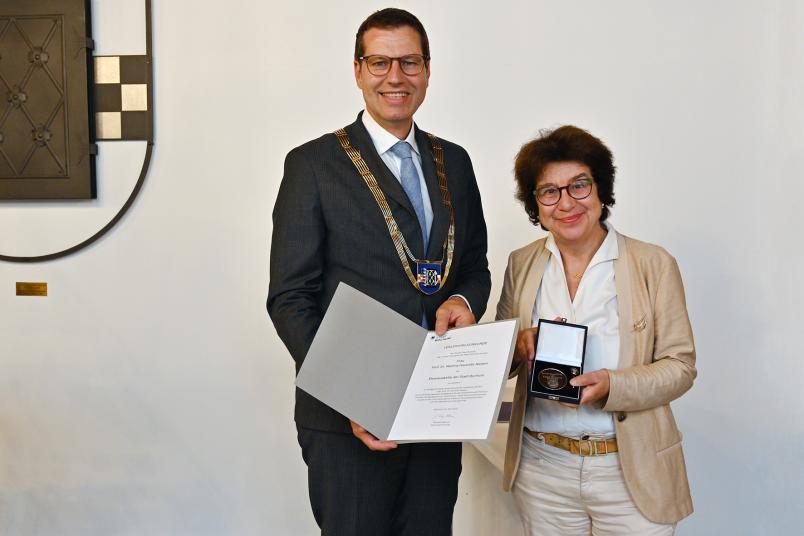Foto mit Martina Havenith-Newen und Oberbürgermeister Thomas Eiskirch